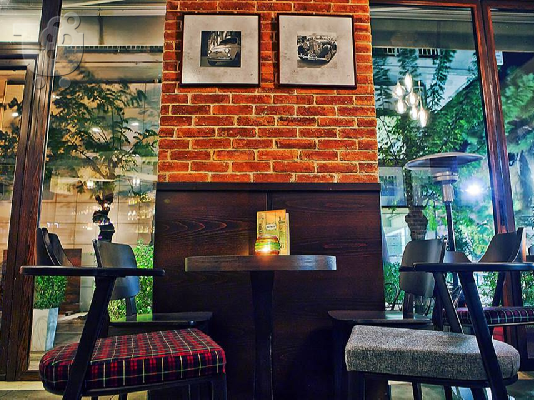 PoulaTo: Καρέκλες και τραπέζια καφετέριας